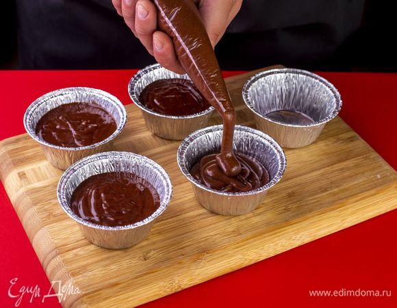 Выложите тесто в подготовленные формочки, заполняя их на 2/3. Выпекайте кексы при 180°С 25 минут. Готовность выпечки проверяйте деревянной шпажкой.<br />
 