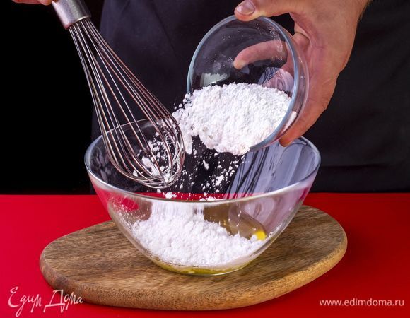 Пока кексы остывают, приготовьте ванильную глазурь. Для этого отделите яичные белки от желтков. Желтки не понадобятся. А белки взбейте с сахарной пудрой до пышной пены.<br />
 