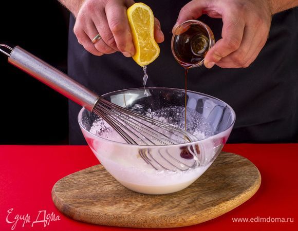 Добавьте в массу лимонный сок, ванильный экстракт и еще раз немного все взбейте.<br />
 