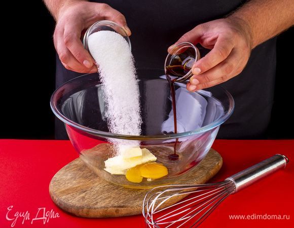 Добавьте сахар и ванильный экстракт.