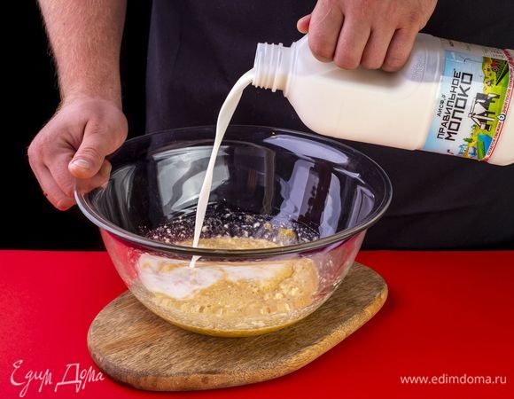 Влейте молоко ТМ «ПравильноеМолоко» 1,5%.