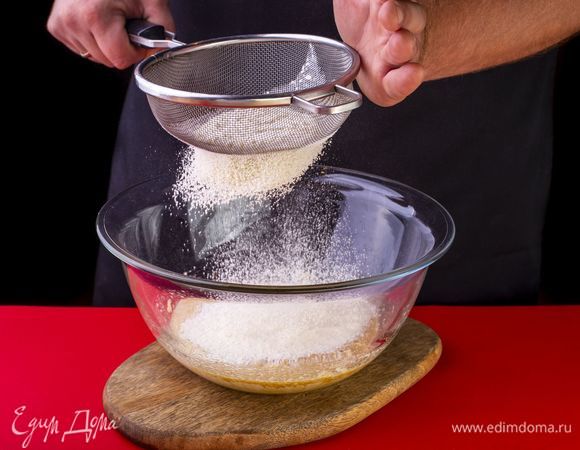 Просейте муку, смешайте с разрыхлителем и солью, добавьте в массу. Все перемешайте.<br />
 