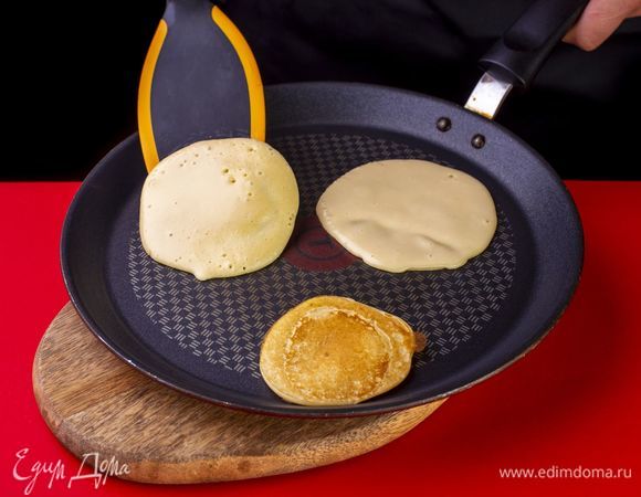 Разогрейте сухую сковороду, выливайте небольшое количество теста и жарьте панкейки до появления пузырьков. Далее переверните и пожарьте с другой стороны до румяного цвета. Сделайте панкейки разного диаметра, чтобы из них можно было сложить гусеничку.