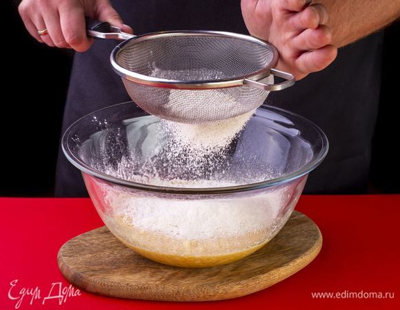 Добавьте просеянную муку  с разрыхлителем.<br />
 