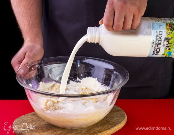 Влейте молоко ТМ «ПравильноеМолоко» 2,5%, размешайте.