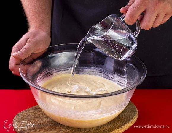 Далее добавьте минеральную воду и аккуратно вымешайте массу.<br />
 