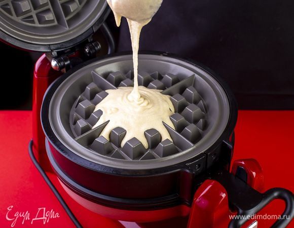 Выпекайте вафли в вафельнице до готовности. Из готовых вафель вырежьте треугольники и кружочки, выложите их в форме мороженого «рожок».