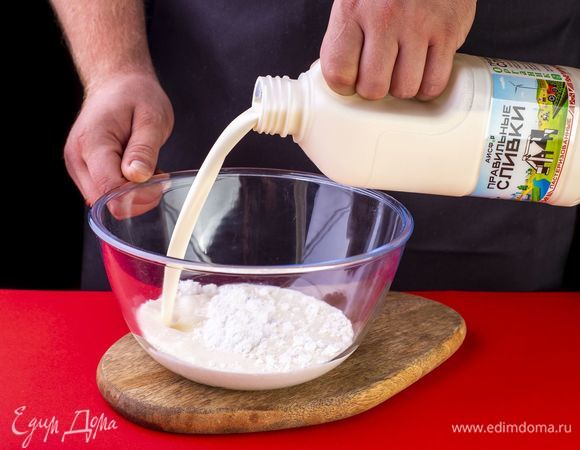 Сливки ТМ «ПравильныеСливки» соедините с сахарной пудрой.