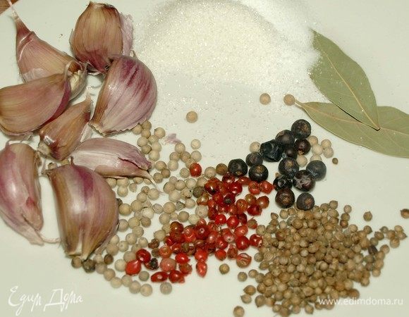 Подготовить пряности и приправы. Чеснок разобрать на зубчики, но не очищать.