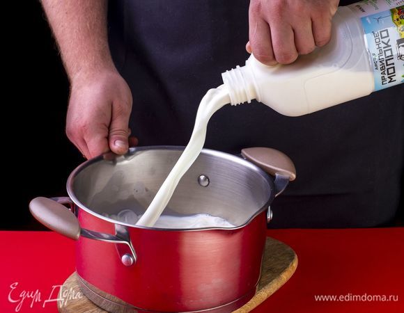 Молоко ТМ «ПравильноеМолоко» 3,2–4% влейте в кастрюлю с толстым дном и доведите до кипения.<br />
 