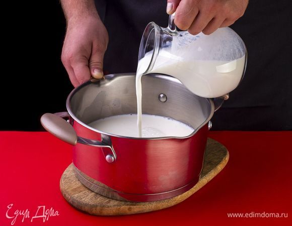 Добавьте любой кефир, перемешайте. Убавьте огонь и продолжайте варить массу.