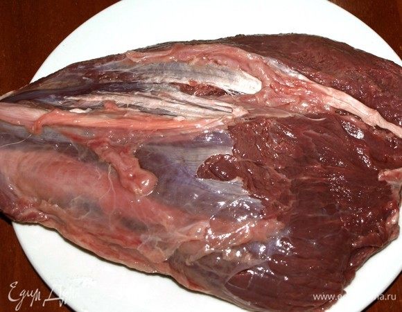 Подготовить говядину, удалить лишнее. У меня мраморная говядина. Она получается очень сочной.