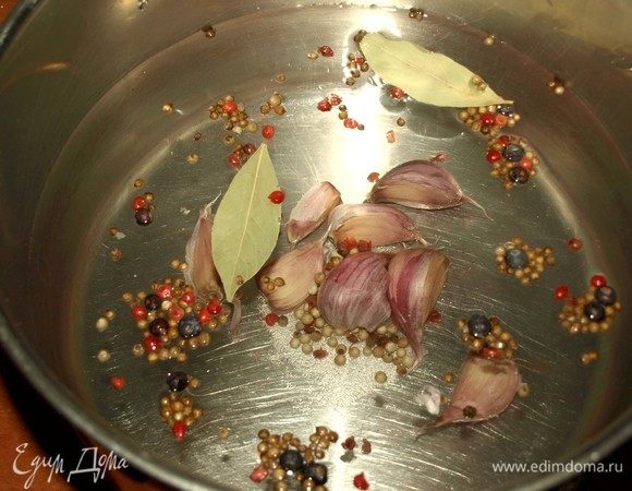 В кастрюлю налить воду и добавить все приправы и пряности. Довести до кипения, дать покипеть 2–3 минуты.