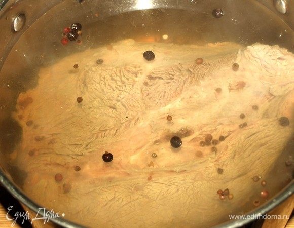 Кладем в воду мясо. Доводим до кипения и варим 30 минут. Пока мясо варится, подготовим «термос». Я использовала два бумажных пакета, плед и старую шубу. На шубу кладем плед, на плед кладем бумажный пакет, на пакет ставим кастрюлю и закрываем вторым бумажным пакетом. Укутываем пледом и шубой. Укутать надо очень хорошо. Используйте любые теплые вещи.