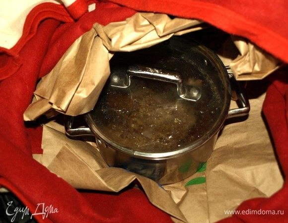 Через 10–12 часов достаем кастрюлю с мясом. Кастрюля была еще теплой.
