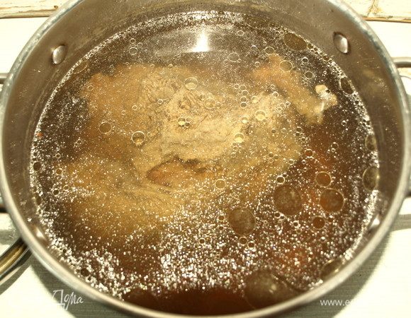 Получается красивый бульон.