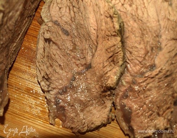 Сочное мясо. Его можно сразу подавать к столу, а можно отправить в холодильник на некоторое время. Мясо вкусное в теплом и холодном виде.