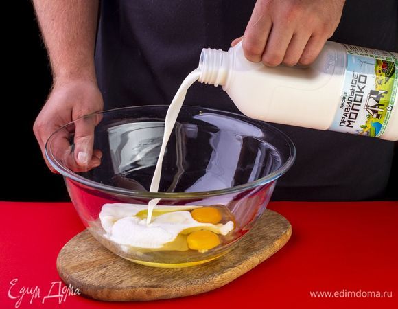 Яйца соедините с сахаром и солью. Добавьте 500 мл холодного молока ТМ «ПравильноеМолоко» 2,5%. <br />
 