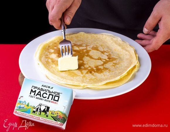 Каждый готовый блинчик смажьте сливочным маслом ТМ «ПравильноеМасло».<br />
 