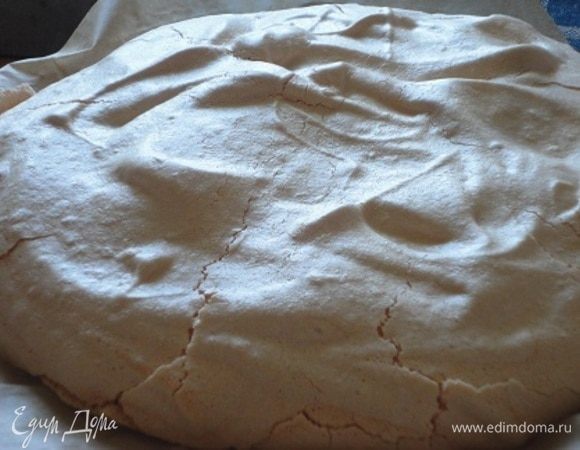 Фотоаппарат не передает нежный цвет коржа. Я оставила его еще на полчаса в выключенной духовке. Потом уже остужала прямо на бумаге. Он трескается очень легко.