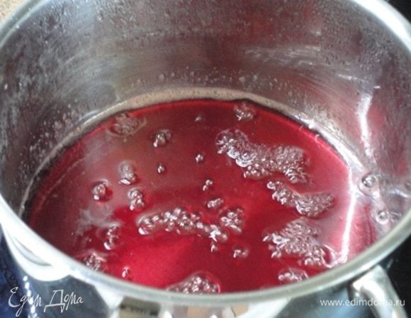 Выньте сливы шумовкой, а сироп при сильном кипении и открытой крышке уварите вдвое. Дайте остыть при комнатной температуре. Для этого лучше перелить сироп в другую посуду. По желанию, можно добавить ликер.