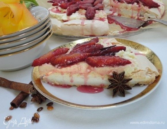 Он, похрустывая, оседает под тяжестью сливок и ягод. Но все равно вкусный, даже мороженое напоминает.