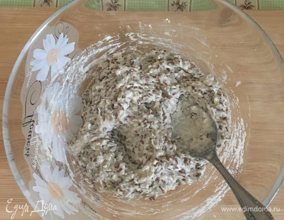 Добавьте воду, оливковое масло и тщательно перемешайте. Должно получиться густое тесто.