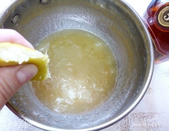 Когда вас устроит консистенция джема, выдавить сок из половины лайма (или целого, если маленький), влить коньяк, добавить разбухший желатин. Листики мяты убрать. Поставить на огонь и, как только пойдут мелкие пузырьки, убрать кастрюлю.