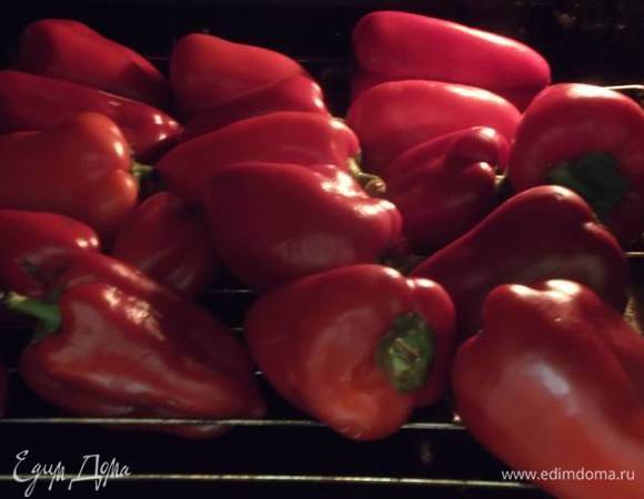 Выбрать спелые мясистые плоды. Промыть и обсушить на полотенце. Выложить на решетку и поставить в разогретую до 200°C духовку запекаться от 20 до 40 минут. Все зависит от плиты. Можно включить функцию гриль или нижний и верхний подогрев.