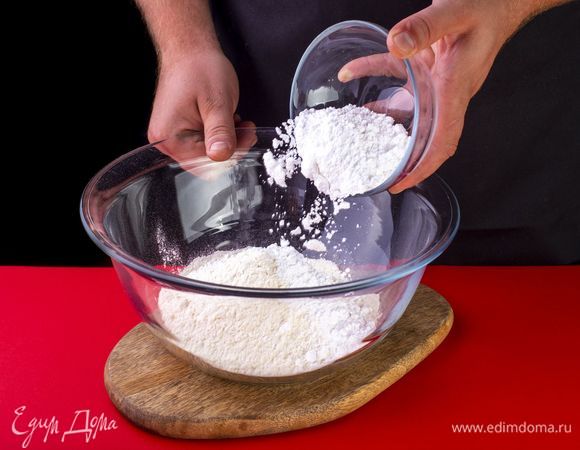 В глубокой емкости соедините муку и сахарную пудру.