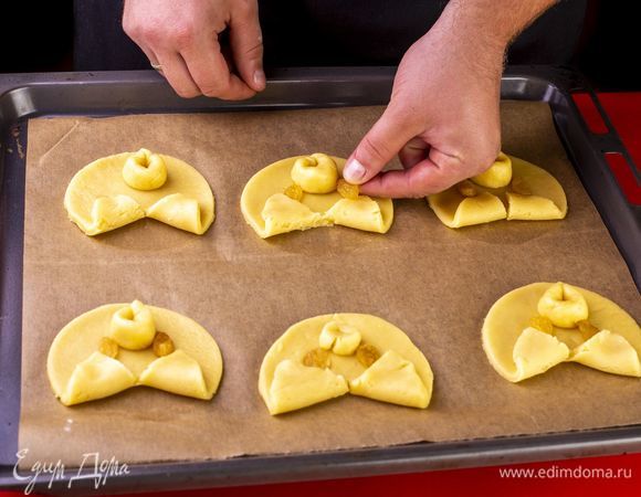 Готовое тесто раскатайте в пласт толщиной 0,5 см. Вырежьте кружочки, сделайте надрез с одной стороны. Загните края в форме ушек, из отдельных кусочков сформируйте пятачки. Из изюма сделайте глазки. Посыпьте печенье сахаром и выпекайте в духовке 20–30 минут.<br />
 