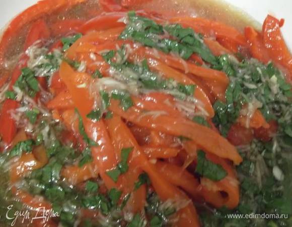 Снимаем кожу с перца и удаляем семена. На хорошо пропеченном перце кожа сходит сама «чулком». Режем перец, как вам нравится. Смешиваем с маринадом. Маринада получается вполне много за счет собственного сока перца. Так что не переживайте, если вдруг вам не хватит рассола.