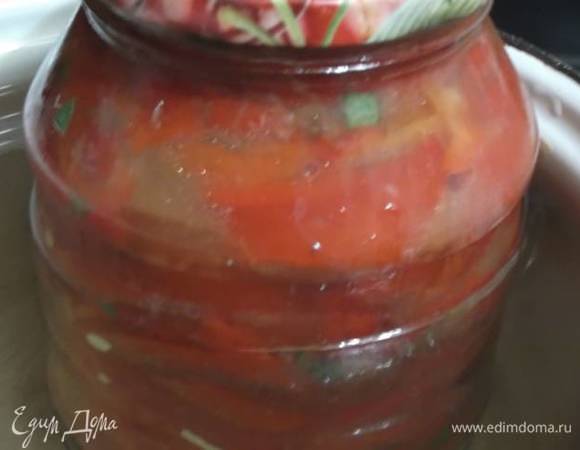 Раскладываем заготовку по стерильным банкам. Стерилизуем литровую банку 20 минут с момента закипания воды в кастрюле. Укупориваем и переворачиваем до полного остывания. Если вы делаете перец не впрок, то стерилизация не нужна. В маринаде перец будет готов через 4–6 часов. Выход — 1,5 л заготовки.