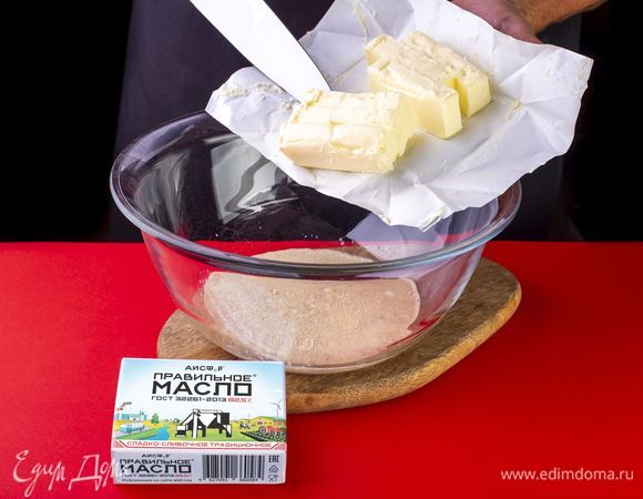 Размягченное сливочное масло ТМ «ПравильноеМасло» добавьте в получившуюся смесь.<br />
 