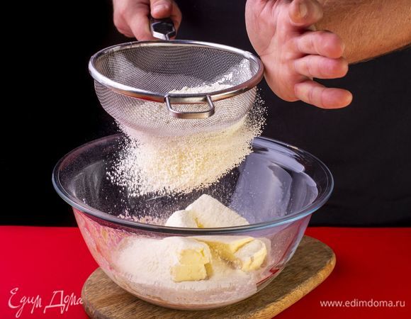 В несколько приемов добавьте просеянную муку. Замесите тесто.<br />
 
