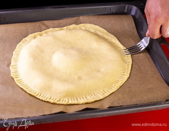 Раскатайте скалкой вторую половину теста и накройте ею нашу заготовку. Края пирога соедините с помощью вилки.<br />
 
