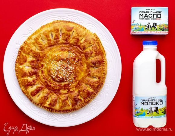 Выпекайте пирог в заранее разогретой до 180°С духовке в течение 30 минут. Подавайте пирог теплым к столу.<br />
 