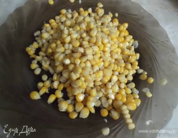 Вариант первый: заморозка готовой кукурузы. Початки отварить с сахаром и солью из расчета, как написано в ингредиентах, молочные початки — не менее 40 минут. Пробуйте зерно на готовность. Время варки может увеличиться.