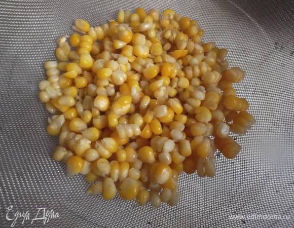 Отварив початки, срежьте зерна ножом. Промойте в дуршлаге и отбросьте на сито, чтобы стекла жидкость.