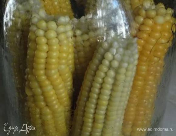 Вариант второй: консервированная кукуруза в початках. Отварить кукурузу в несоленой воде. Соль при варке способствует отвердению верхнего слоя зерна. Уложить початки в стерильные трехлитровые банки.