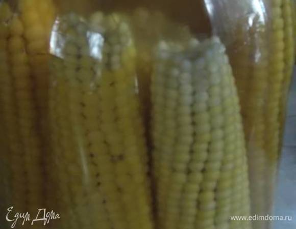 Налить в банку 3 столовые ложки уксуса. Из воды, в которой варилась кукуруза, вскипятить маринад. На 1,5 л воды добавить 1,5 ст. л. соли с горкой и 3 ст. л. сахара с горкой. Влить в банку.