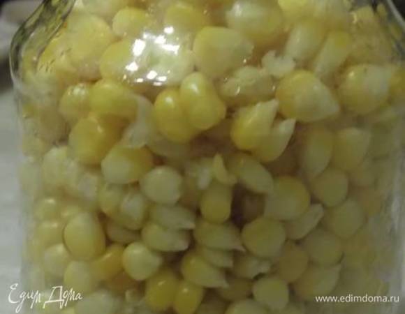 Вариант третий: консервация кукурузы в зернах. Отварить початки в несоленой воде. Дать остыть. Срезать ножом зерна. Уложить в банки.