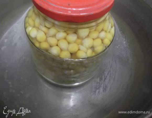 Залить маринадом из расчета в ингредиентах. Поставить на стерилизацию. Стерилизовать банки в расчете на литровую банку — 1 час. Закатать, перевернуть. Удачных заготовок!