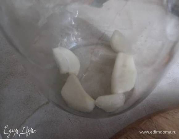 На дно банки уложить чеснок.