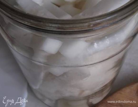 Поверх нарезанную редьку.