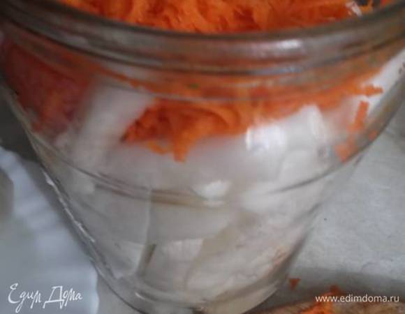 Сверху — натертую на мелкой терке морковь.