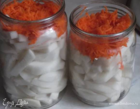 Сварить маринад, залить им банки.