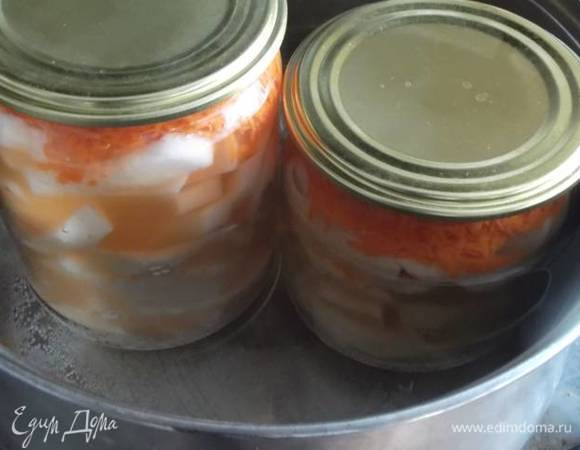 Поставить стерилизовать пол-литровые баночки на 15 минут с момента закипания воды.