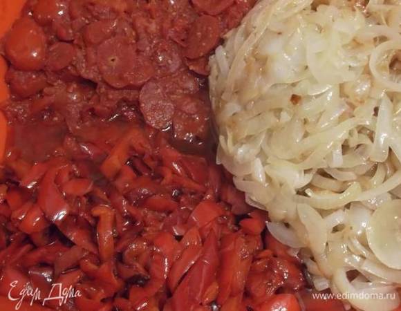 Обжаренный лук добавить к овощам.