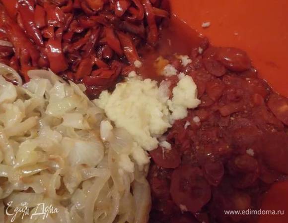 Добавить перемолотый чеснок.